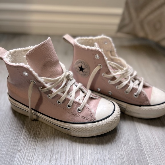 Girls Converse , pink leather high tops. Girls size 2. - Picture 1 of 8